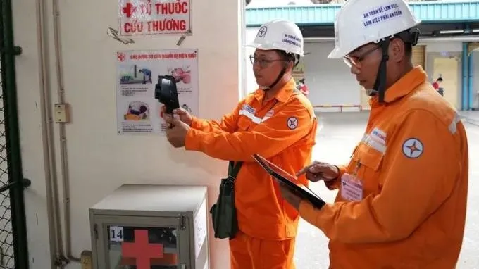 Nhân viên ngành điện TPHCM kiểm tra an toàn điện. Ảnh: VIỆT HOA