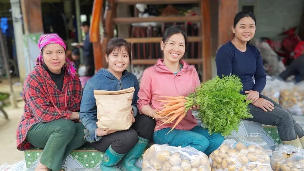 Phụ nữ Thái làm du lịch canh nông