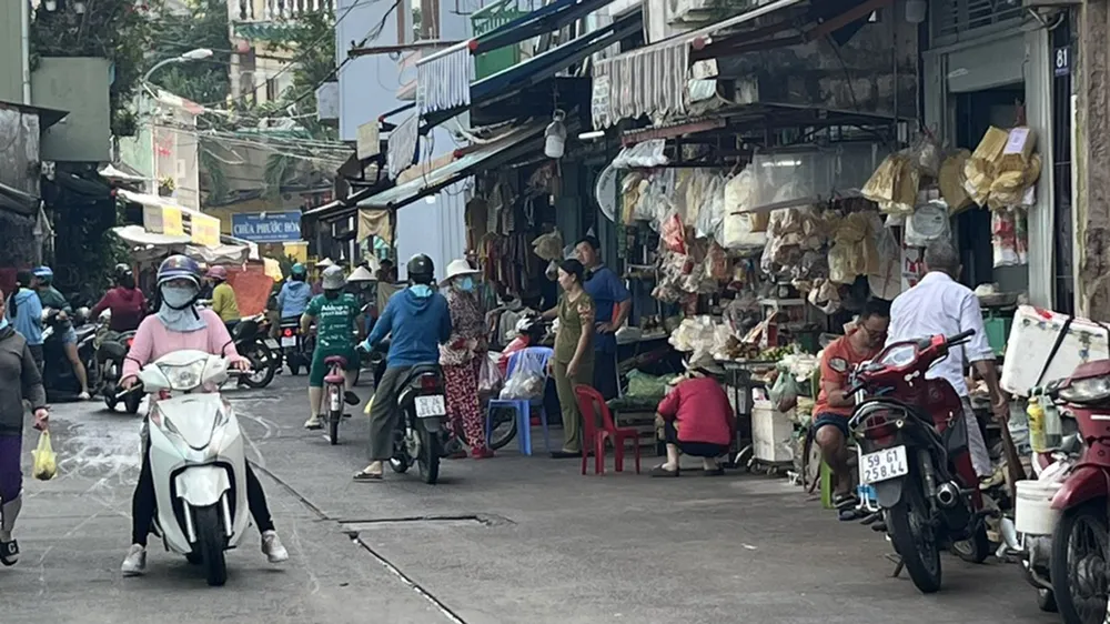 Giải tỏa chợ Chim Xanh (quận 11, TPHCM): Tiểu thương mong có chỗ buôn bán mới