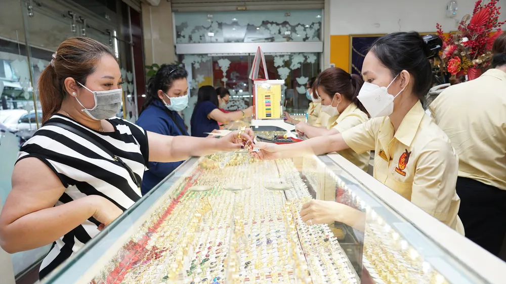 Sôi động vàng “ngoài luồng”