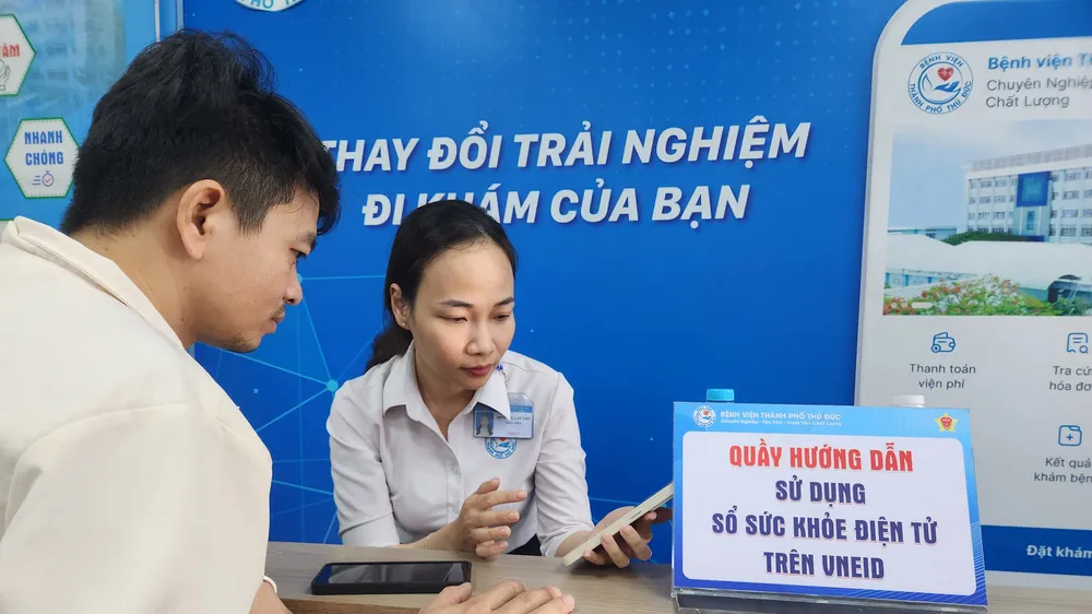 Sổ sức khỏe điện tử tích hợp VNeID: Sắp hết cảnh “tay xách nách mang” đi khám bệnh