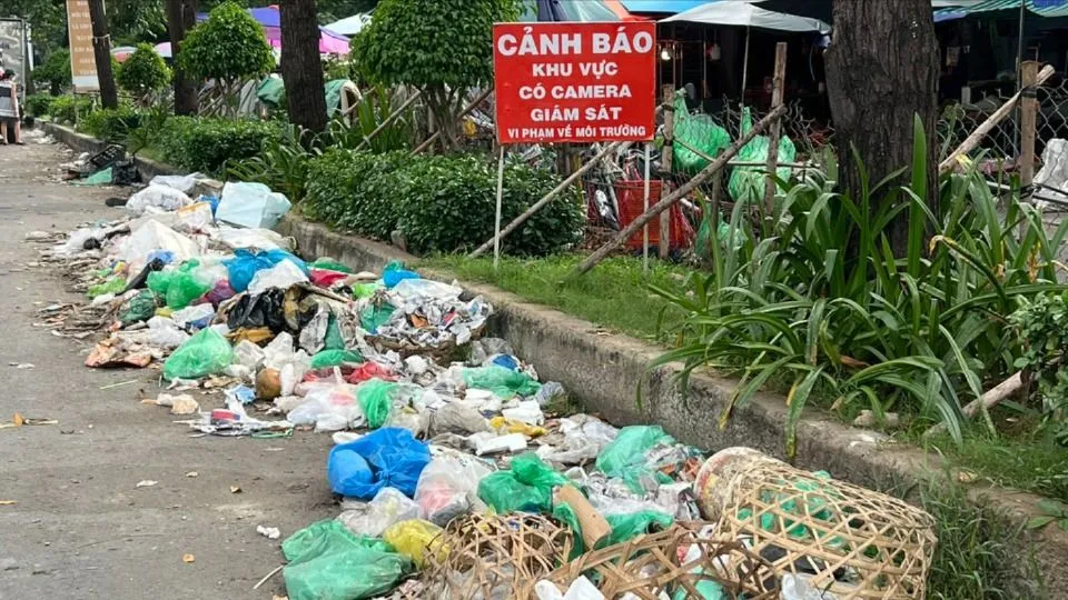 Bãi rác tự phát trước chợ Phước Long