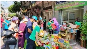 Rộn ràng mua sắm tết ở phiên chợ lưu động