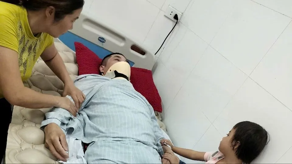 Chồng nằm liệt giường, các con không nơi nương tựa