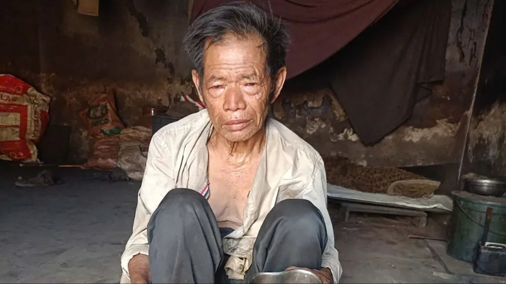 Cụ ông 73 tuổi trong căn nhà cũ nát