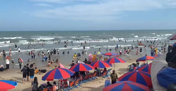Biển Vũng Tàu đông nghẹt khách