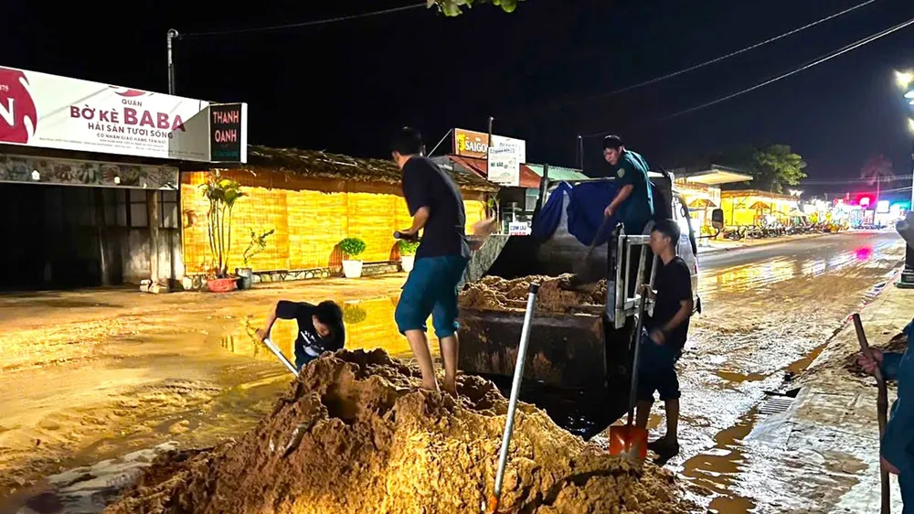 Lại lo cát tràn xuống đường vào Khu du lịch quốc gia Mũi Né