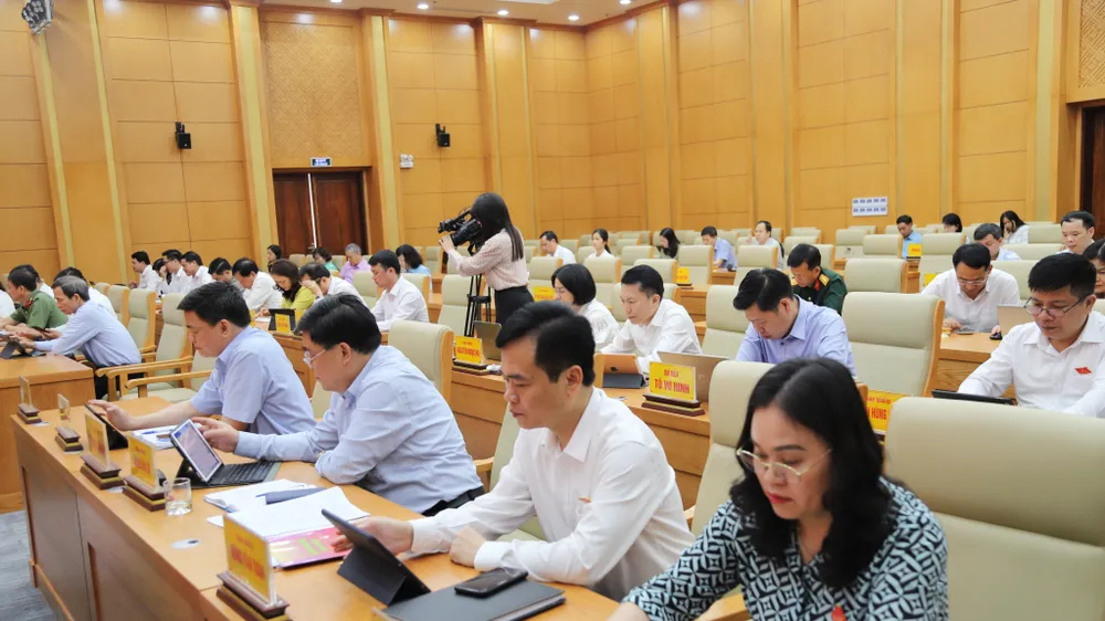 Đại biểu HĐND tỉnh biểu quyết thông qua Nghị quyết về chủ trương sắp xếp, tổ chức lại đơn vị hành chính cấp xã trên địa bàn tỉnh Cao Bằng