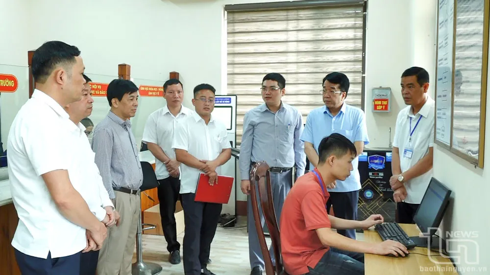 Đồng chí Phó Chủ tịch Thường trực UBND tỉnh Nguyễn Thanh Bình kiểm tra công tác chuẩn bị đưa vào vận hành bộ máy chính quyền xã Phú Lương mới.