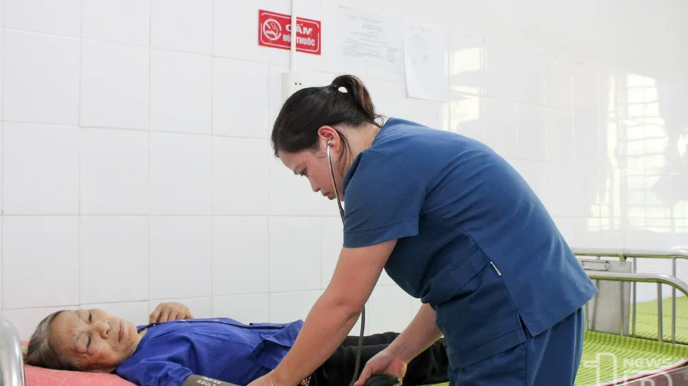 Đối với nhiều người dân, trạm y tế vẫn là nơi họ đến khám, chữa bệnh mỗi khi ốm đau. Trong ảnh: Người dân đến kiểm tra sức khỏe tại Trạm Y tế xã Phượng Tiến.