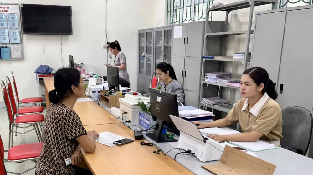 Người dân đến giải quyết hồ sơ, thủ tục hành chính tại Trung tâm Phục vụ Hành chính công phường Nùng Trí Cao