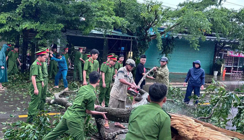 Dông lốc gây thiệt hại ở nhiều địa phương