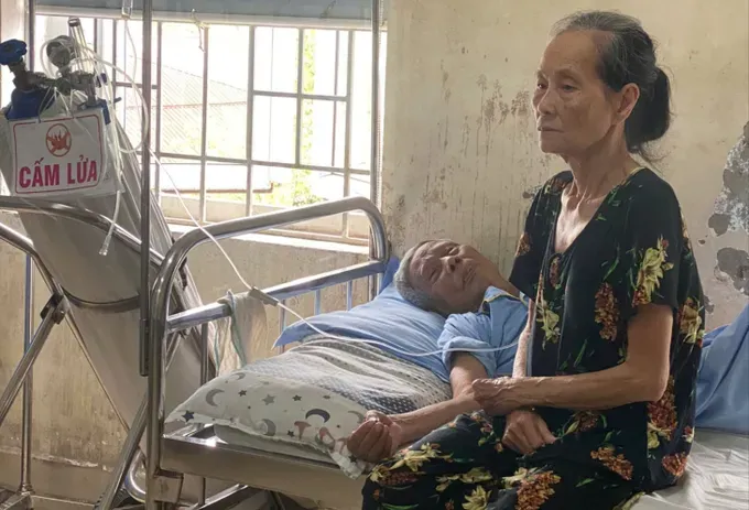 Trao tiền bạn đọc giúp 2 bệnh nhân nghèo ở Huế