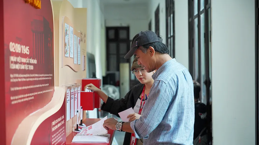 Người trẻ lan tỏa mùa thu lịch sử: Chậm một chút để ngắm nhìn lịch sử
