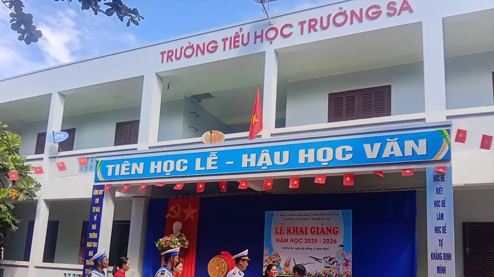 Học sinh nô nức đến trường...