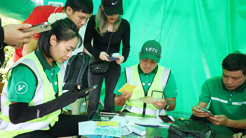 Ngày đầu tiên thực hiện thu phí tài khoản giao thông: Ùn tắc cục bộ, hướng dẫn xử lý nhanh