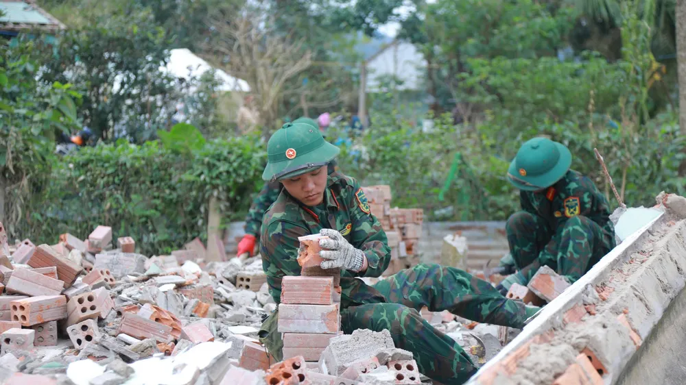 Đồng loạt dựng lại nhà để dân đón tết