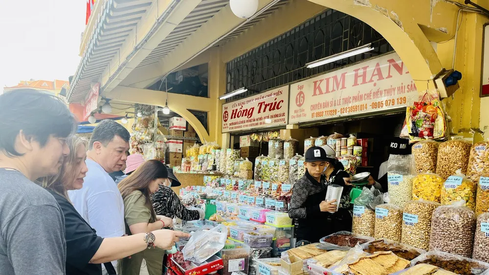 Các hộ kinh doanh tại chợ Bình Tây (phường Bình Tây). Ảnh: THI HỒNG 
