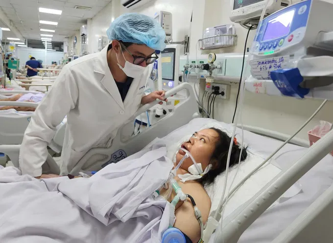Trao 75 triệu đồng cho mẹ đơn thân nguy kịch