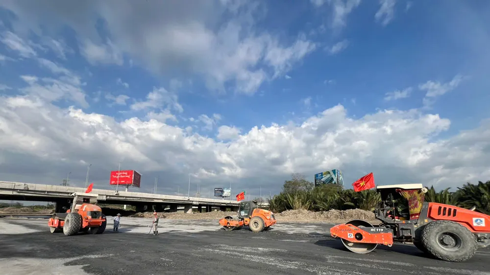 Hối hả thi công xuyên tết