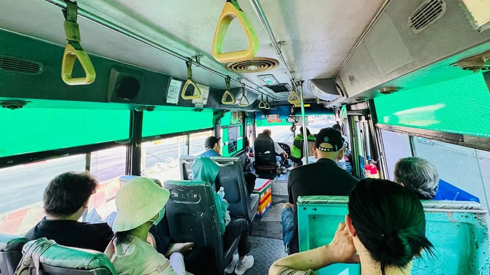 Để xe buýt hấp dẫn hơn - Bài 2: Xe buýt oằn mình, hành khách nhọc nhằn