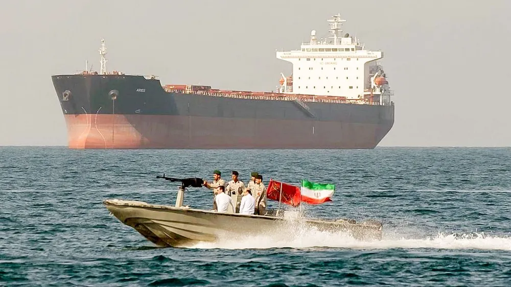 Iran nổ súng vào tàu thương mại, bác đàm phán với Mỹ