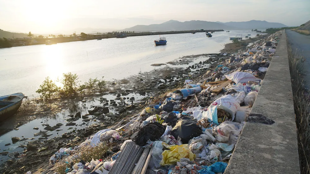 Rác thải bủa vây kè chống lở đầm Đề Gi