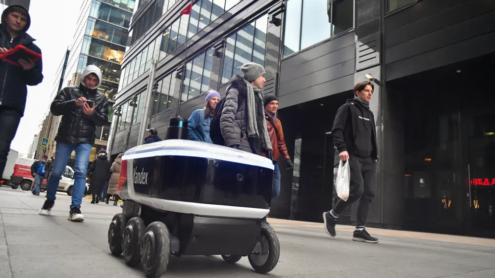 Robot giao hàng Yandex Rover của Nga trên đường phố Moscow. ẢNH: MOSCOW TIMES