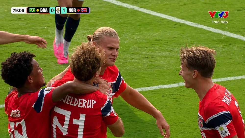 Erling Haaland cùng các đồng đội chia vui sau pha ghi bàn vào lưới Brazil. ẢNH: CHỤP MÀN HÌNH VTV