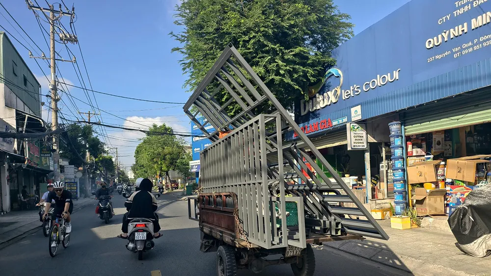 Xe ba gác chở hàng cồng kềnh
