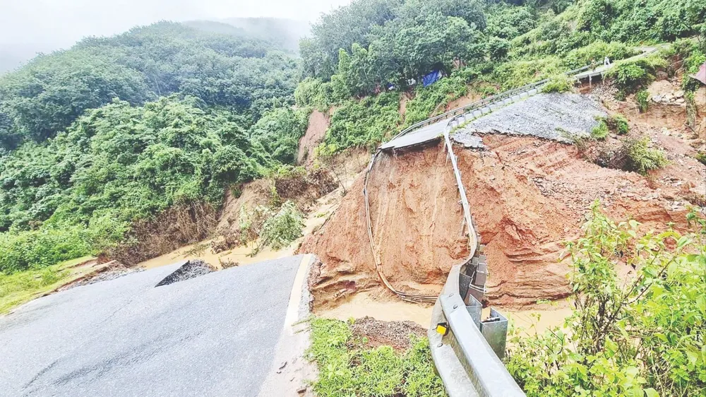 El Nino đã xuất hiện nhưng các trận mưa cực đoan vẫn xảy ra. Trong ảnh, mưa lũ cuốn bay 30m mặt quốc lộ 12 qua xã Lê Lợi (tỉnh Lai Châu), ngày 16-7. Ảnh: CÔNG AN TỈNH LAI CHÂU