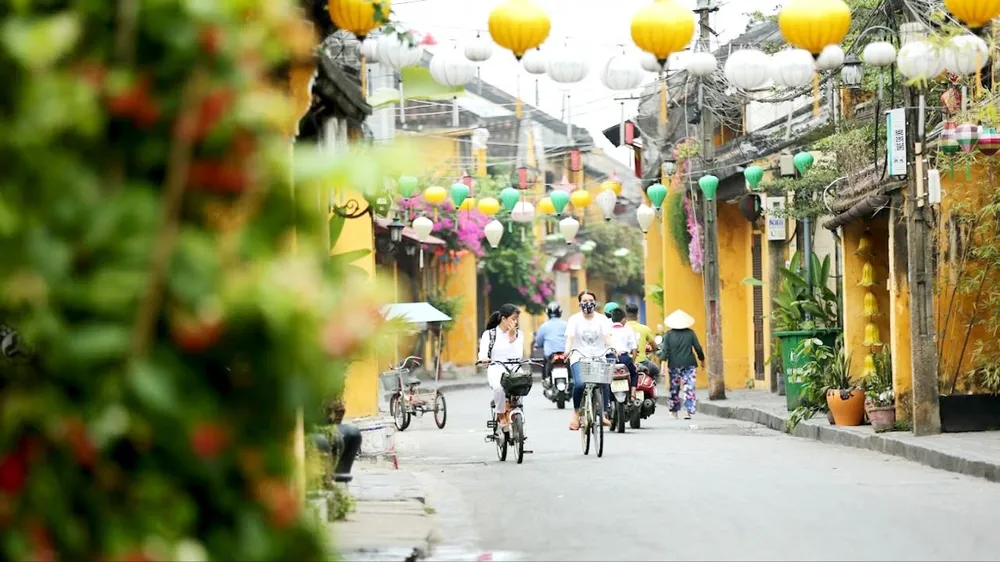 Người dân lưu thông trên phố cổ Hội An. Ảnh: NAM NGUYỄN
