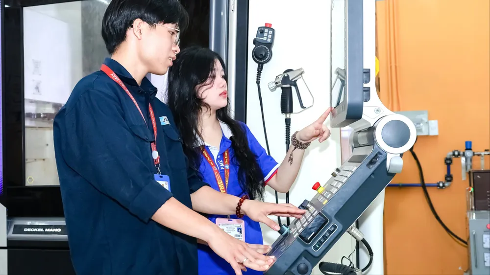 Sinh viên Khoa Cơ khí chế tạo máy Trường ĐH Công nghệ Kỹ thuật TPHCM học thực hành tại phòng thí nghiệm. Ảnh: THANH HÙNG