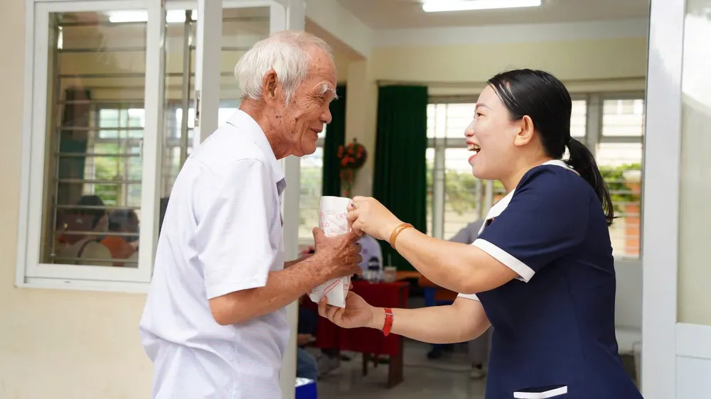 Bánh mì nóng tiếp sức người dân khám sức khỏe