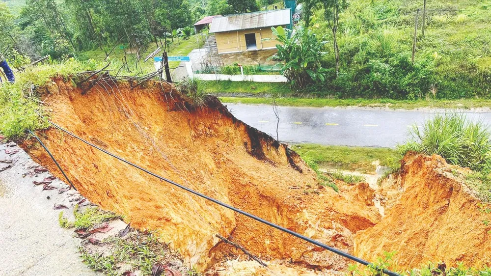Vị trí sạt lở đất phía taluy dương trên tuyến quốc lộ 47, xã Bát Mọt, tỉnh Thanh Hóa. ẢNH: ĐÌNH TÙNG