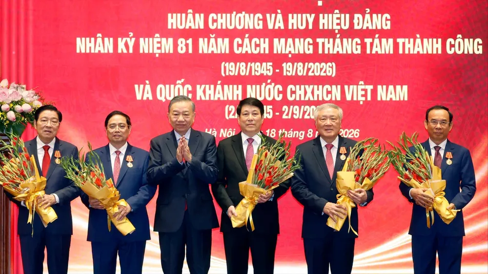 Tổng Bí thư, Chủ tịch nước Tô Lâm trao tặng Huân chương Hồ Chí Minh cho các đồng chí nguyên lãnh đạo Đảng, Nhà nước. Ảnh: TTXVN
