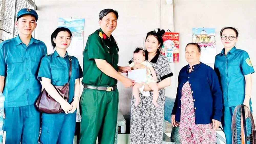 “Người mẹ đỡ đầu” mang màu áo lính
