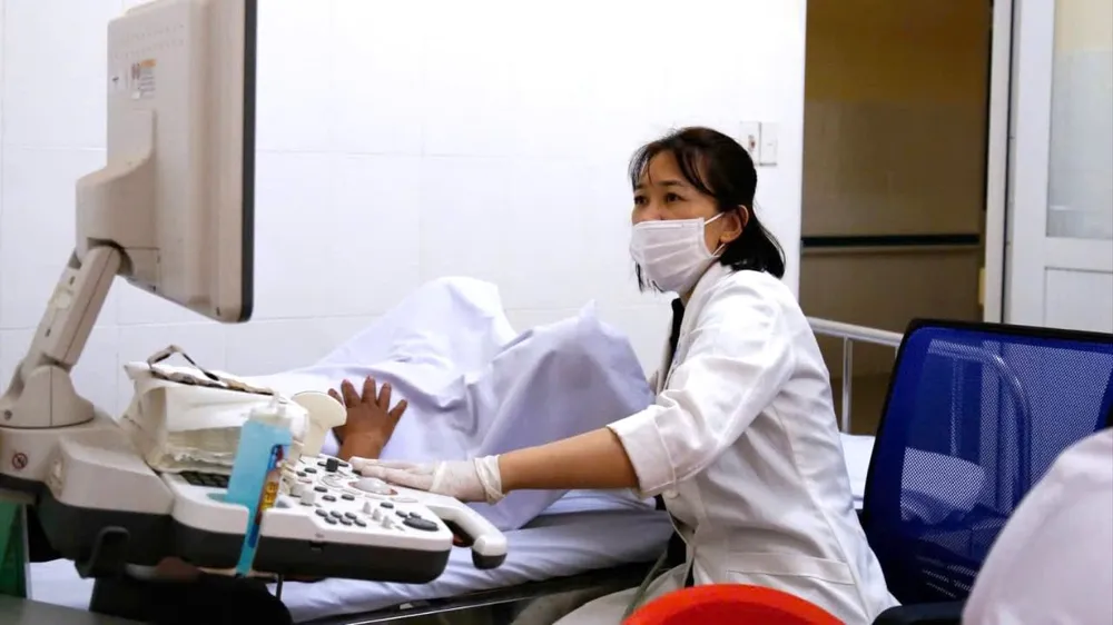 Phụ nữ độc thân sinh con bằng thụ tinh trong ống nghiệm: Đảm bảo quyền lợi cho mẹ và trẻ