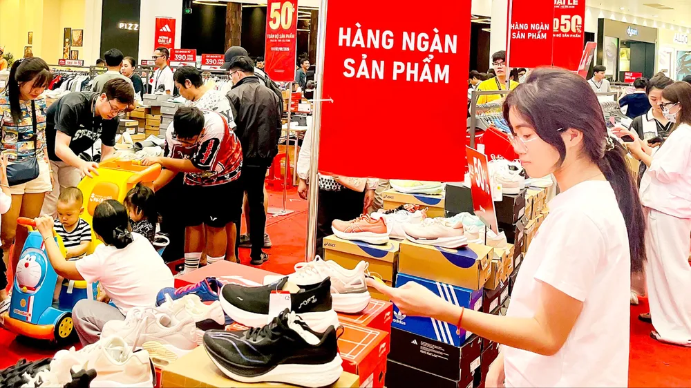 Ngày thứ ba kỳ nghỉ lễ: Sức mua tăng mạnh