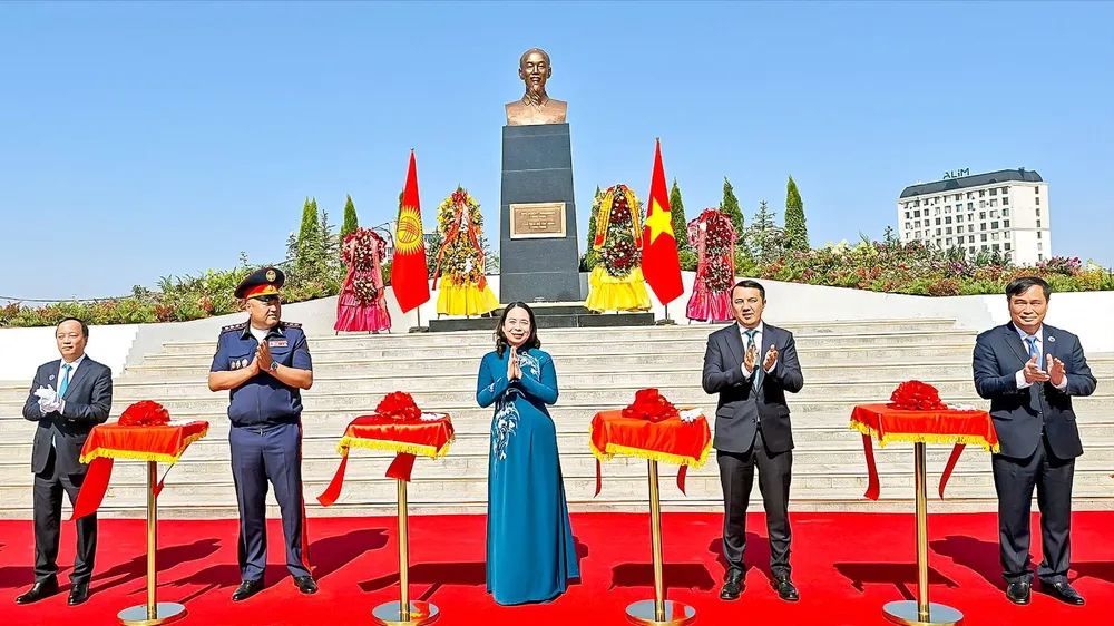 Phó Chủ tịch nước Võ Thị Ánh Xuân dự lễ khánh thành Tượng đài Chủ tịch Hồ Chí Minh, đặt tại khu phức hợp Royal Central Park ở thủ đô Bishkek, Kyrgyzstan. Ảnh: TTXVN