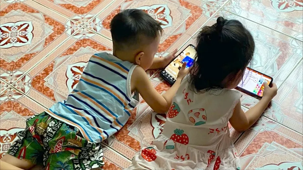 Hệ lụy khi giao trẻ em cho “bảo mẫu công nghệ”