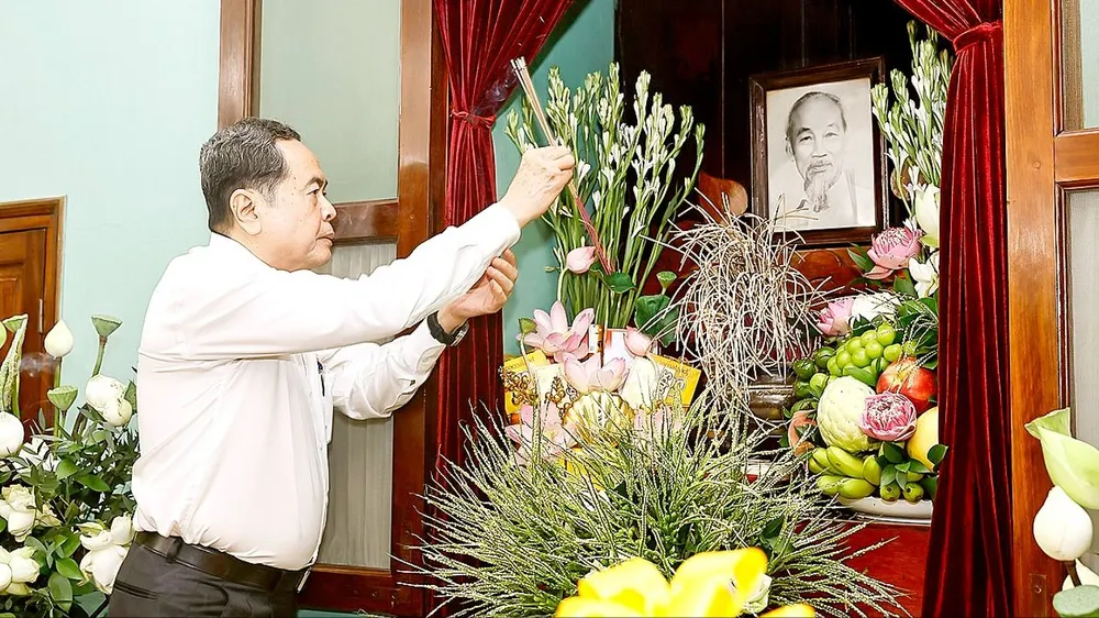 Lãnh đạo Đảng, Nhà nước dâng hương tưởng nhớ Chủ tịch Hồ Chí Minh