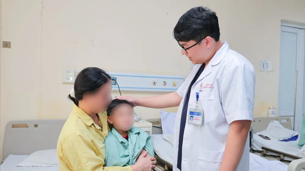 Va chạm với máy tập thể dục ngoài trời, bé trai 5 tuổi bị thương vùng kín