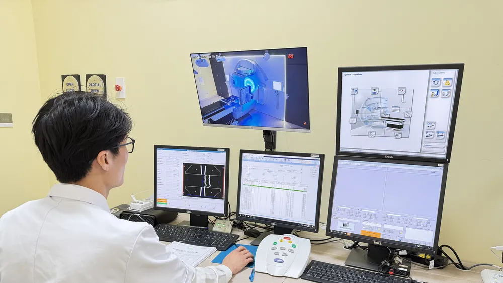 Thực hiện kỹ thuật chẩn đoán hình ảnh trong điều trị ung thư. Ảnh: NGỌC DUNG