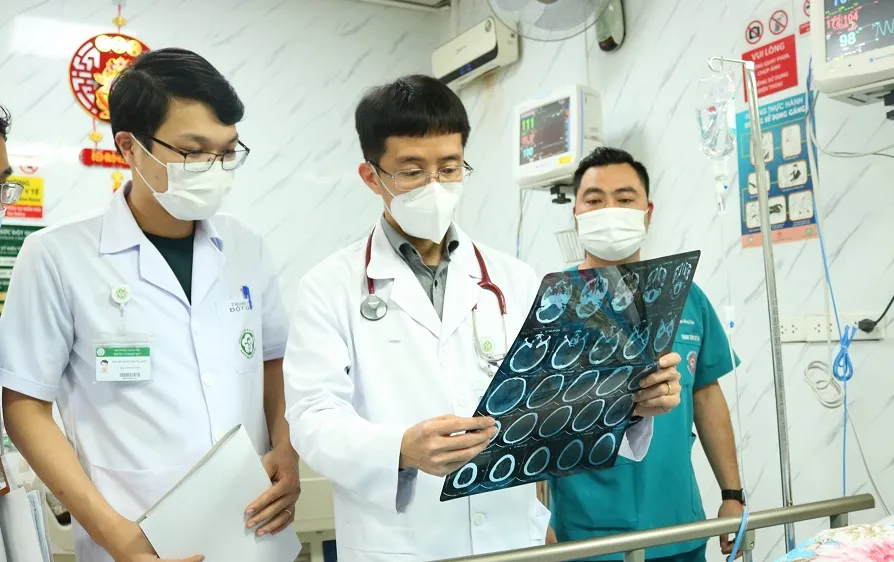 Bác sĩ đánh giá tình trạng người bệnh tại Bệnh viện Bạch Mai. Ảnh: DIỆU HIỀN