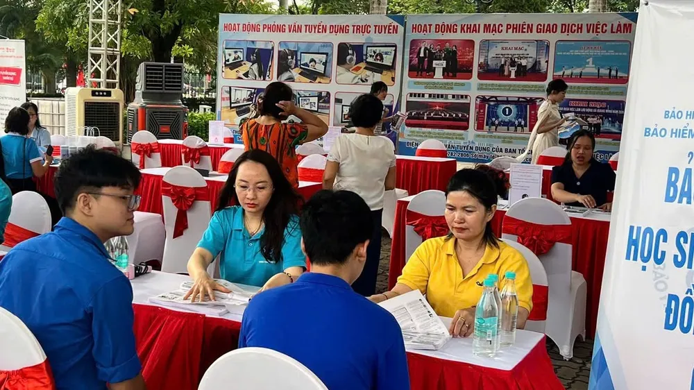 Tư vấn chính sách BHYT cho học sinh, sinh viên. Ảnh: BHXH TP Hà Nội