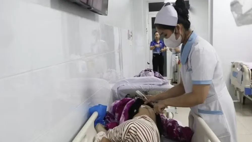 Bệnh nhân nghi ngộ độc thực phẩm được tiêm kháng sinh, truyền dịch tại bệnh viện. Ảnh: TTXVN