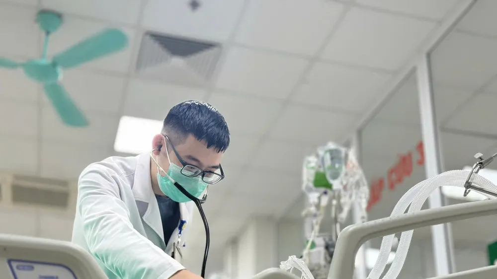 Bác sĩ thăm khám cho bệnh nhân mắc cúm A. Ảnh: ĐẶNG THANH