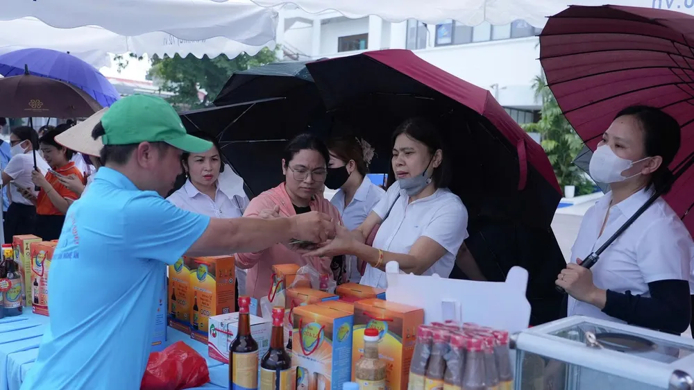 Công đoàn tổ chức các hoạt động hỗ trợ công nhân, người lao động. Ảnh: Công đoàn Dệt may