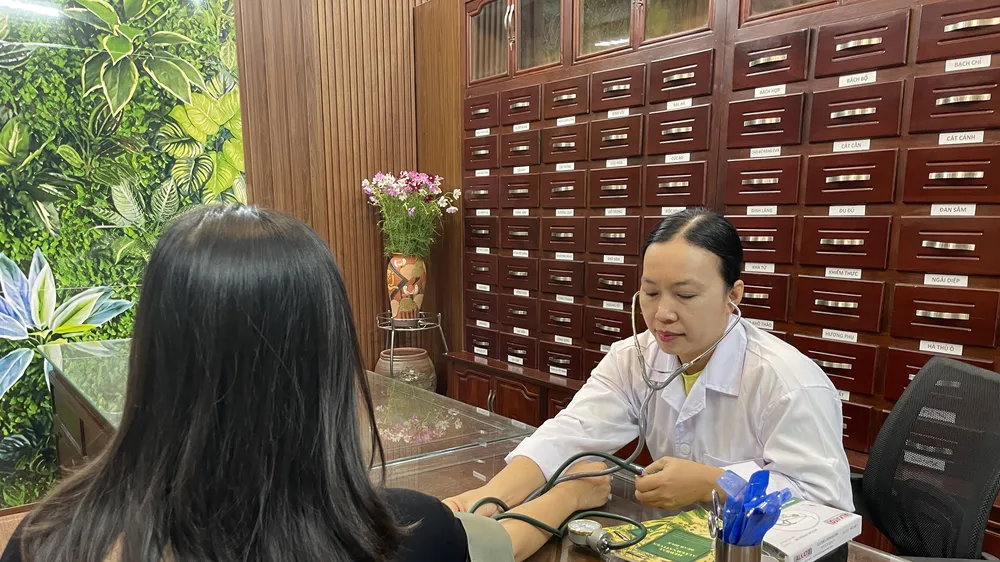 Thăm khám cho người dân tại cơ sở khám, chữa bệnh bằng y học cổ truyền. Ảnh: NGỌC DUNG